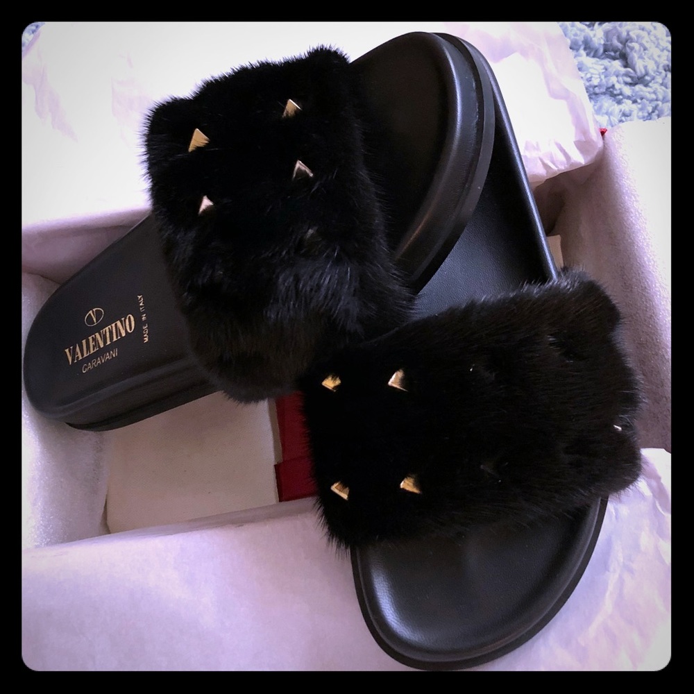 VALENTINO ROCKSTUD FLAT FUR SLIDE 🖤🖤🖤